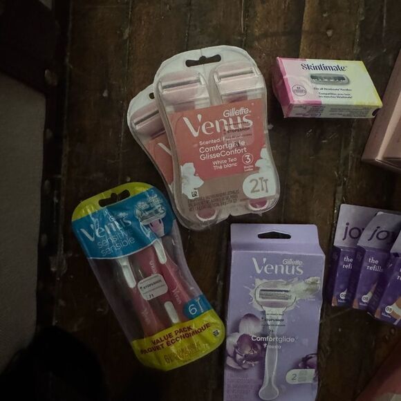 Venus,sphynx travel & Joy! bundle lot Women's Portable Razor& refill’s 300+ msrp - Picture 2 of 4